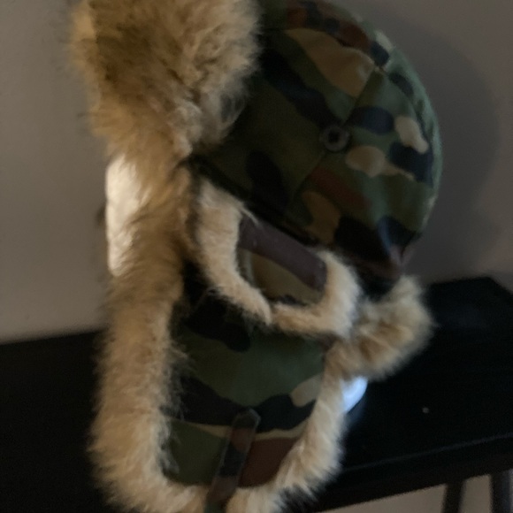 Like New!! In Excellent Condition! U3i Faux Fur and Camo Trapper Hat - Picture 6 of 10